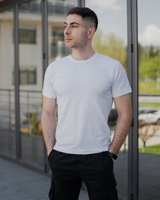Classic muška majica – Bela – prednji prikaz iz ugla na modelu