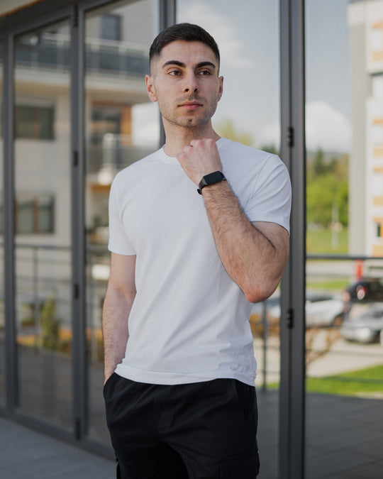 Classic muška majica – Bela – prednji prikaz na modelu