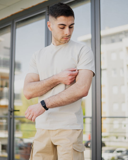 Classic muška majica u Bež boji – detalj rukava na modelu