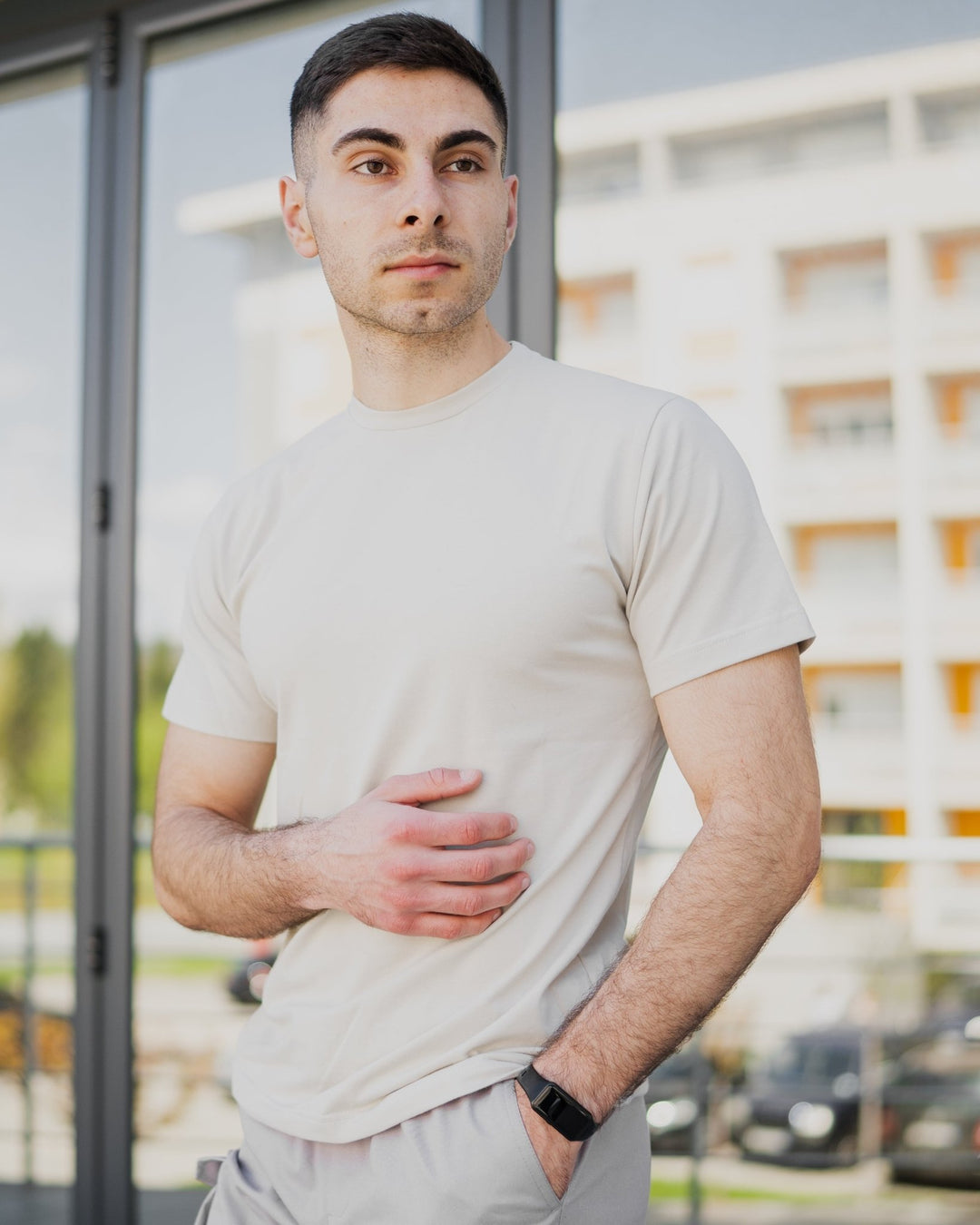 Classic muška majica u Bež boji – prednji prikaz na modelu