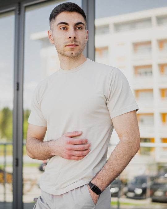 Classic muška majica u Bež boji – prednji prikaz na modelu