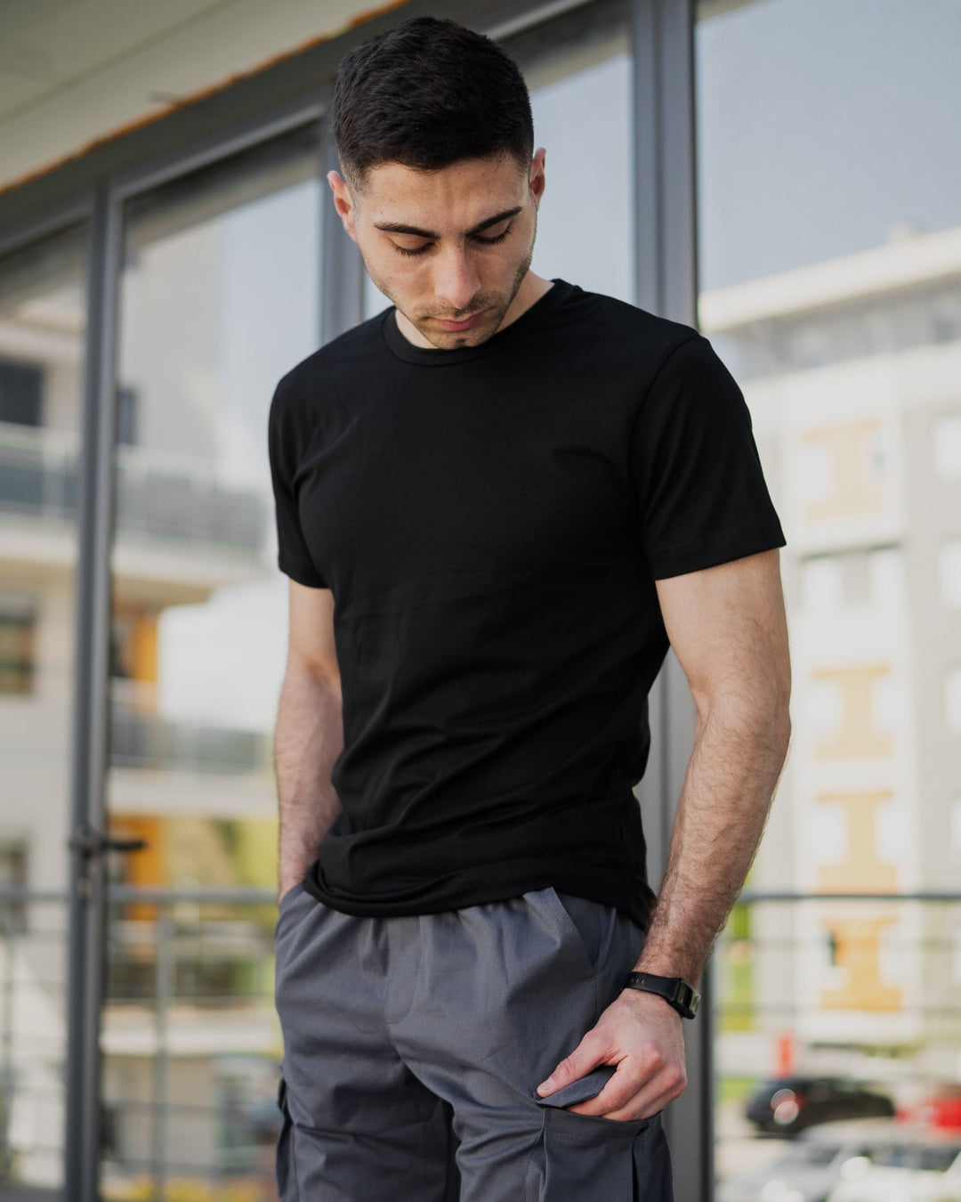Classic muška majica – Crna – prednji prikaz na modelu