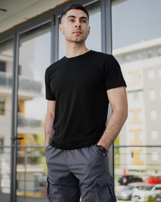 Classic muška majica – Crna – prednji prikaz na modelu