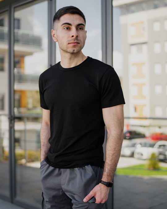 Classic muška majica – Crna – prednji prikaz na modelu