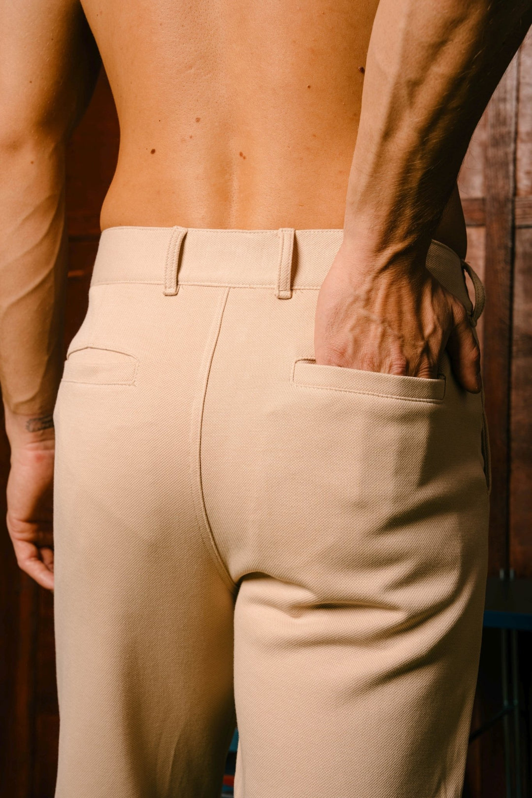 Fortis Classic Fit muške pantalone Bež – detalj zadnjeg džepa i pojasa