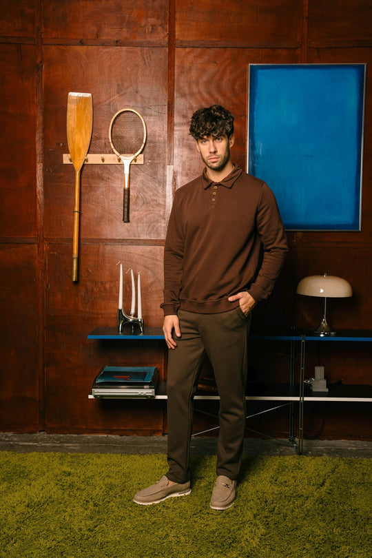 Fortis Classic Fit muške pantalone Coffee – kompletan izgled na modelu