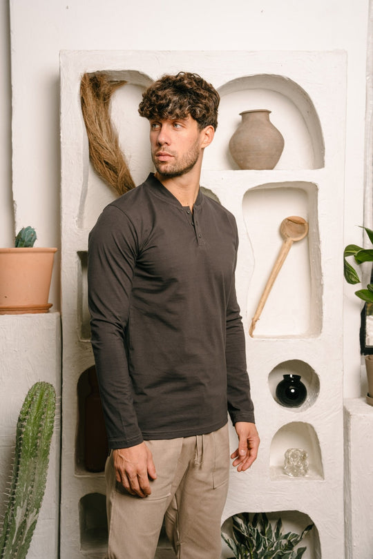 Fortis Slim Fit muška majica dugih rukava Tamno siva – bočni pogled na modelu