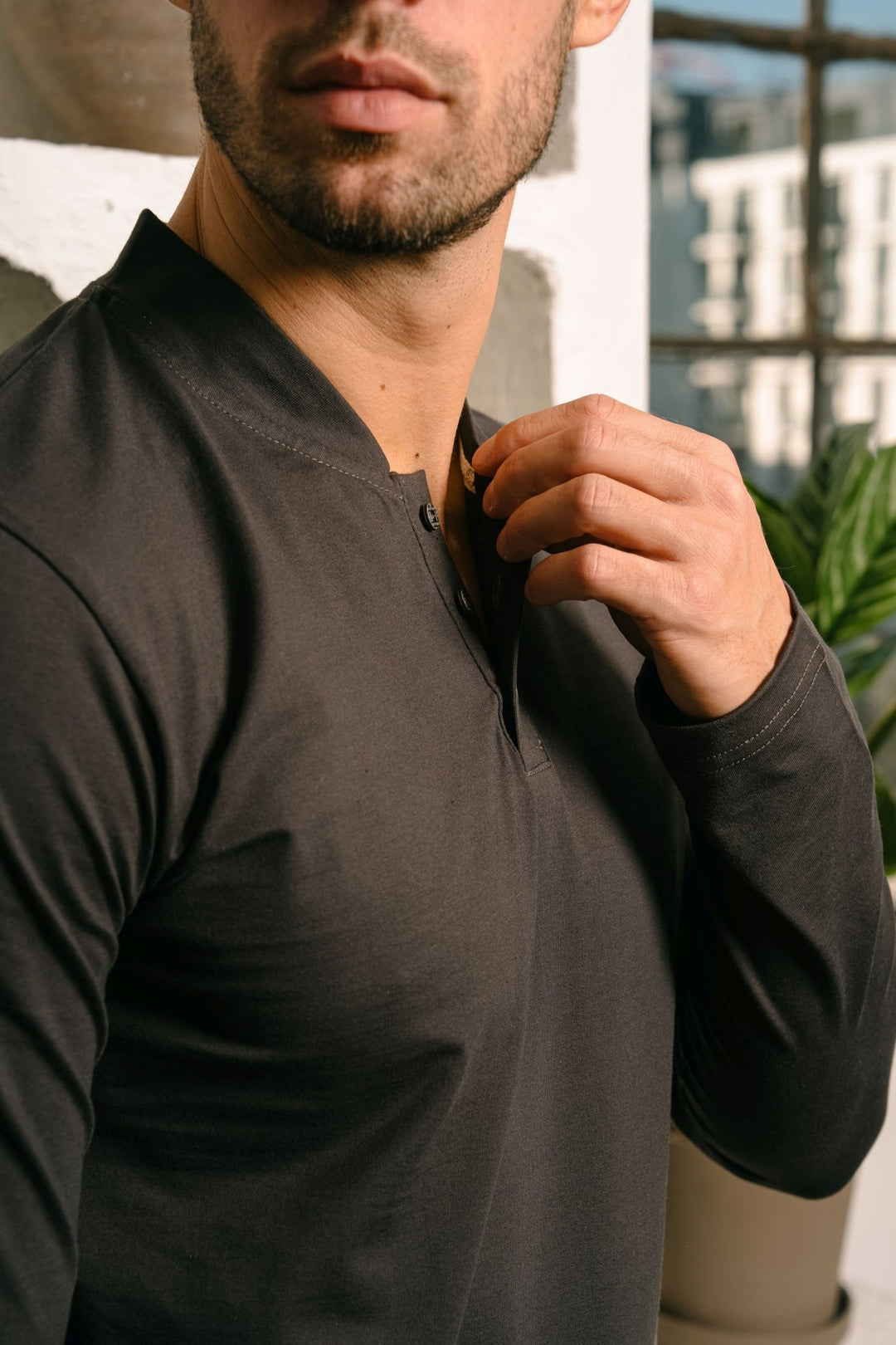Fortis Slim Fit muška majica dugih rukava Tamno siva – detalj izreza i dugmića