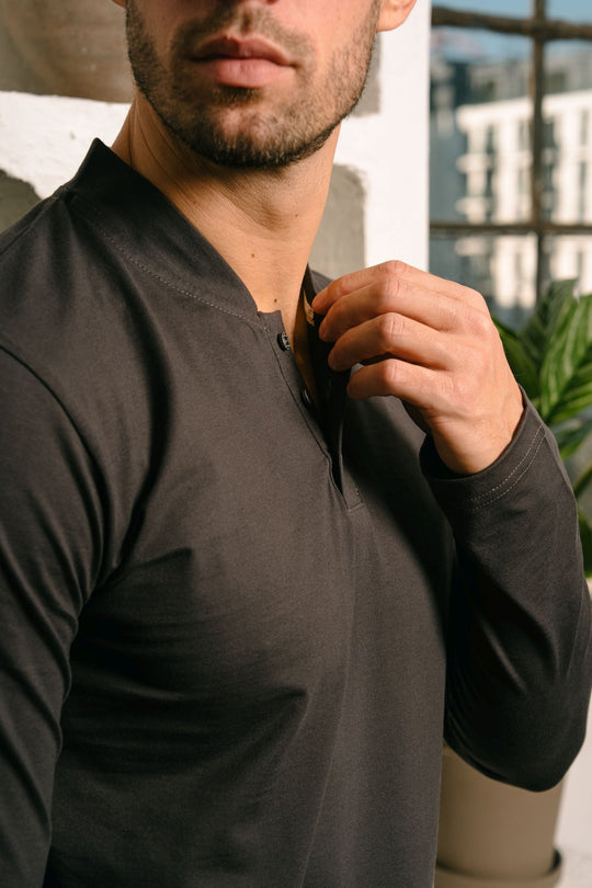 Fortis Slim Fit muška majica dugih rukava Tamno siva – detalj izreza i dugmića