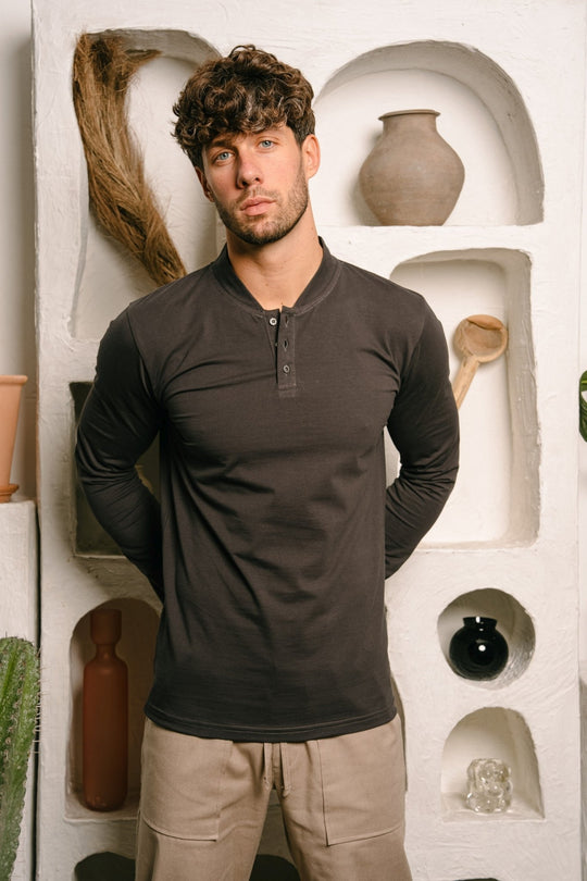 Fortis Slim Fit muška majica dugih rukava Tamno siva – prednji pogled na modelu
