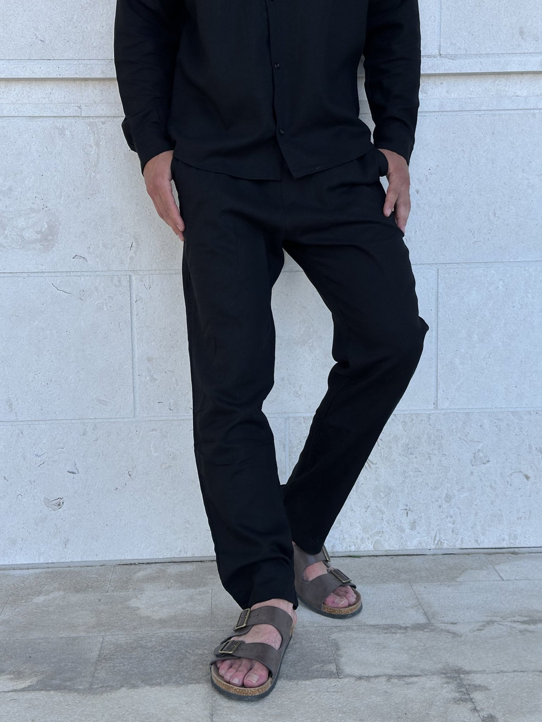 Muške lanene pantalone Crna – prednji pogled na modelu
