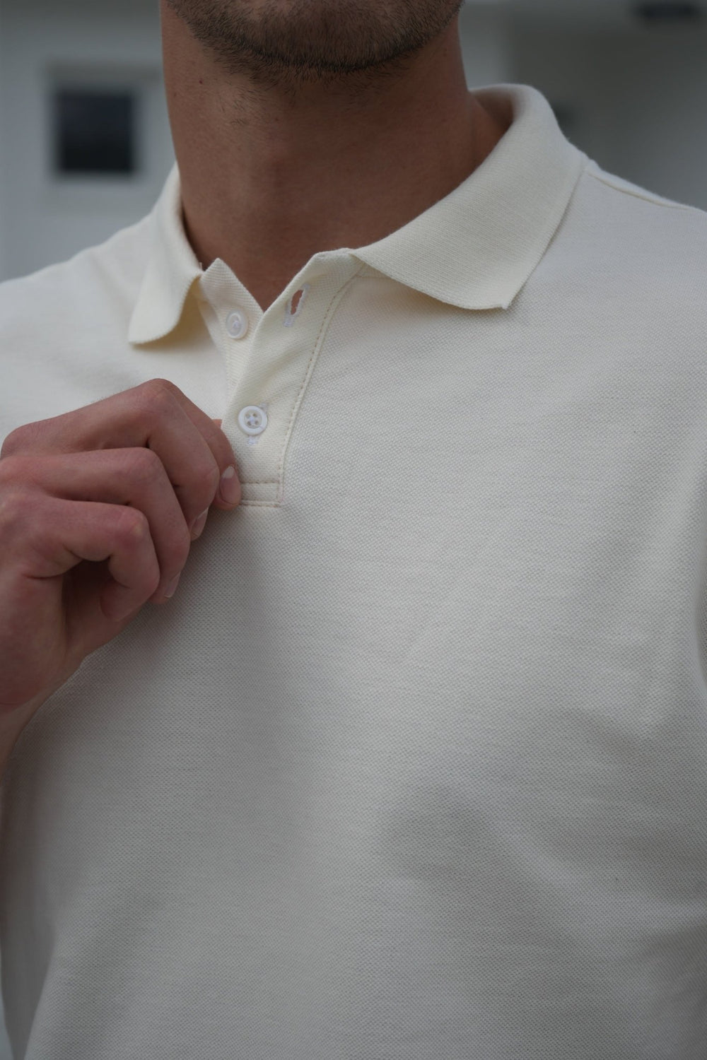 Muška polo majica Off White - detalj kragne, dugmadi i teksture pike pamuka