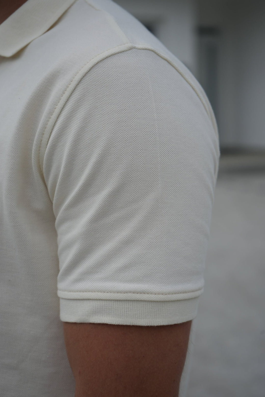Muška polo majica Off White - detalj kratkog rukava, ranfle i teksture pike pamuka