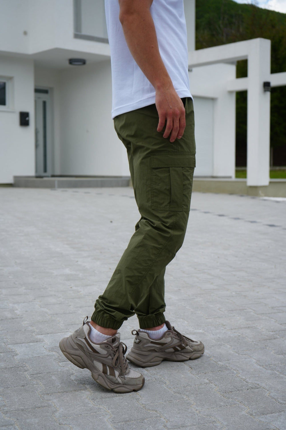 Šuškave Cargo Džeparice Olivewood – bočni prikaz muških cargo pantalona